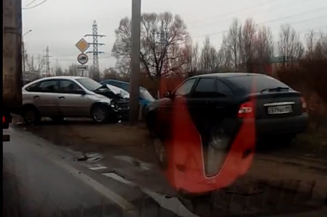В Ярославле на окружной дороге столкнулись две легковушки: видео очевидцев