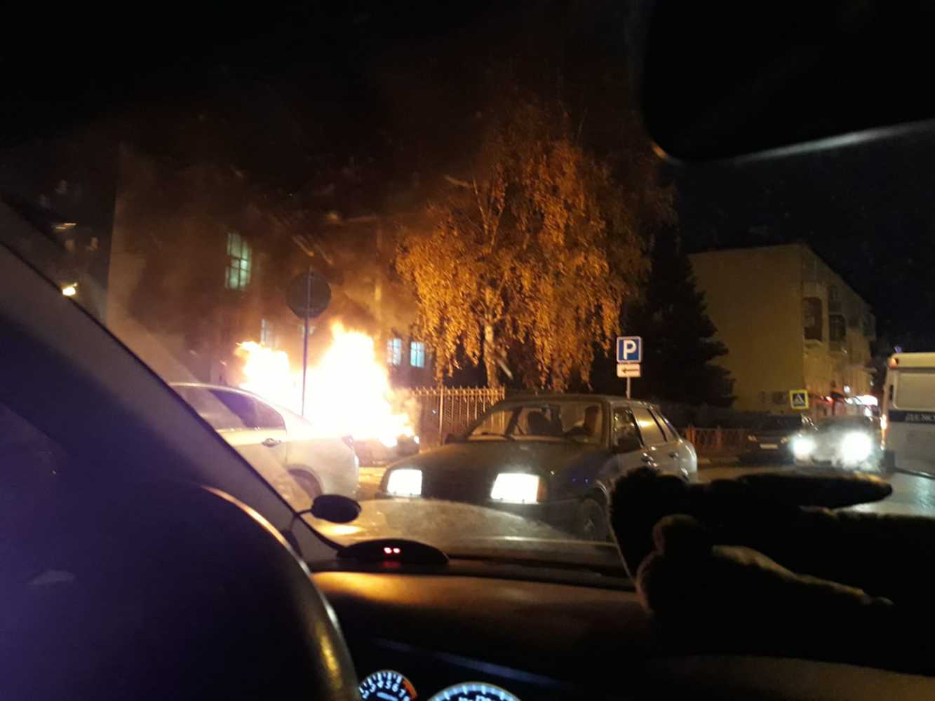 Автомобиль, загоревшийся в центре Ярославля, стал причиной пробки: видео