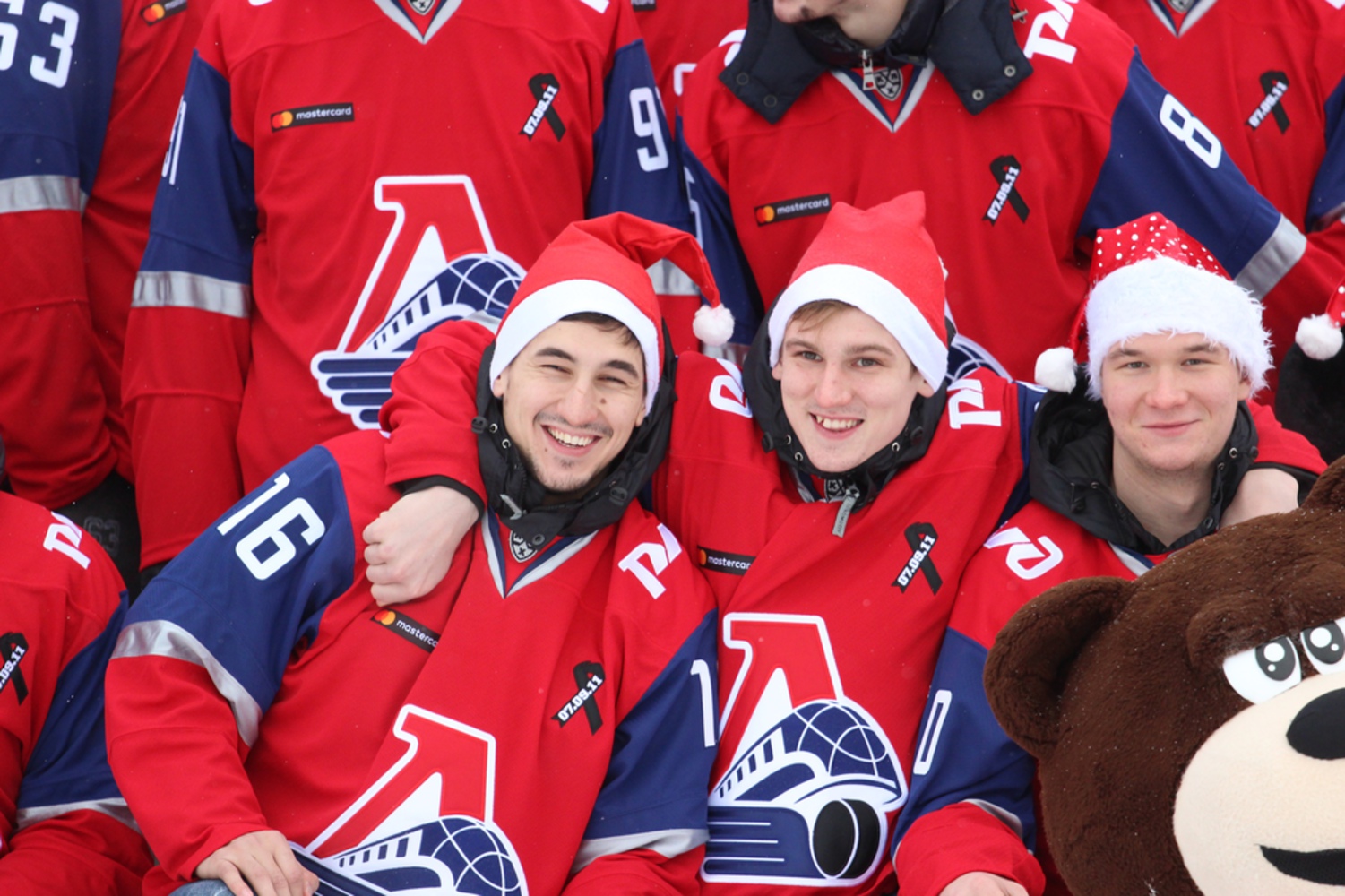 Медцентр локомотив ярославль. Локомотив Ярославль. Локомотив Ярославль фото. Хк Локо. Хк Локомотив Ярославль игроки.