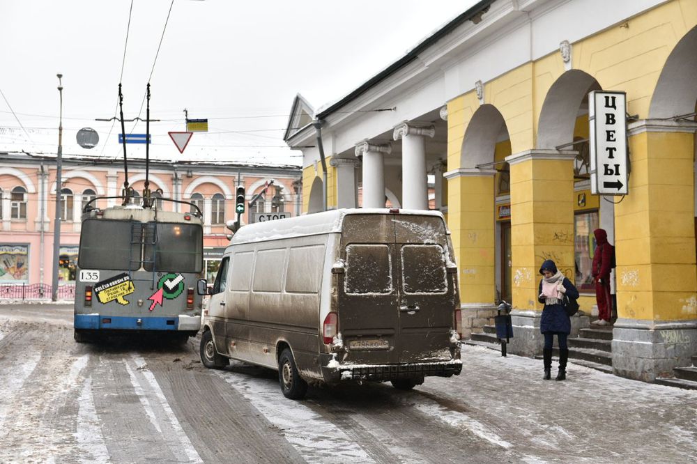Мэрия Ярославля: неправильно припаркованные машины мешают уборке города и проезду транспорта