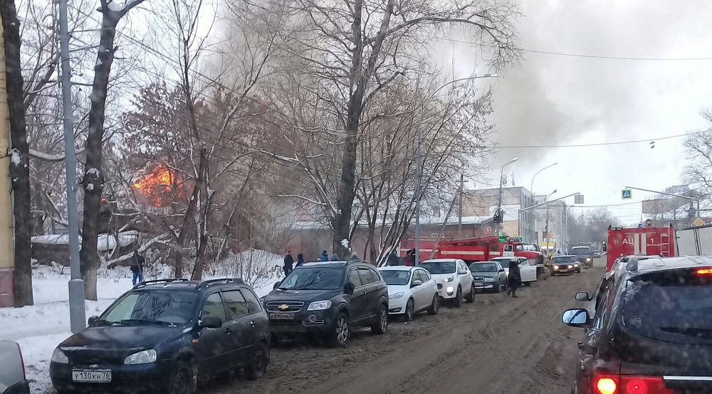 В Ярославле на Перекопе горит частный жилой дом: видео