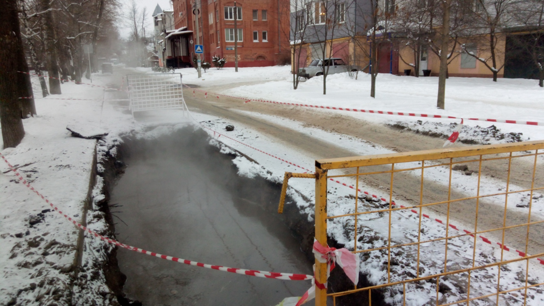 В Переславле под новой дорогой прорвало новую трубу