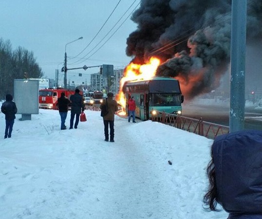В Ярославле на Московском проспекте горит пассажирский автобус: видео