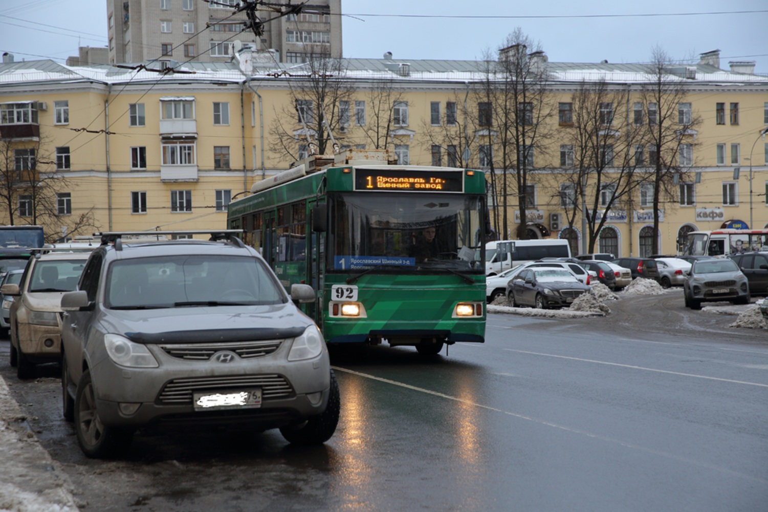 В Ярославле водитель троллейбуса спасла мальчика, упавшего под колеса
