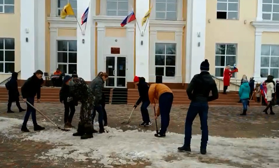 «Крымская весна» в Переславле: перед вальсом дети вручную кололи лед - видео