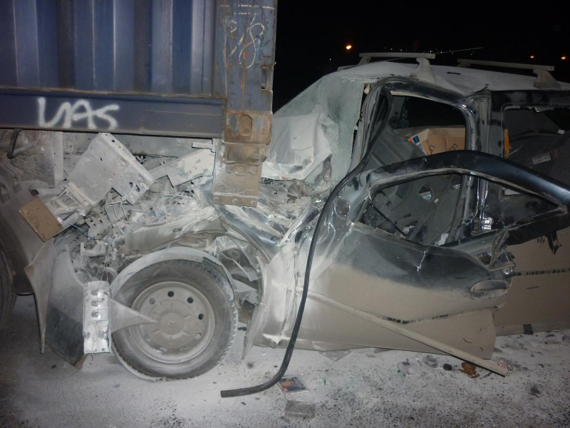 В Ярославле «Логан» въехал в стоящий на «аварийке» грузовик: два человека в больнице