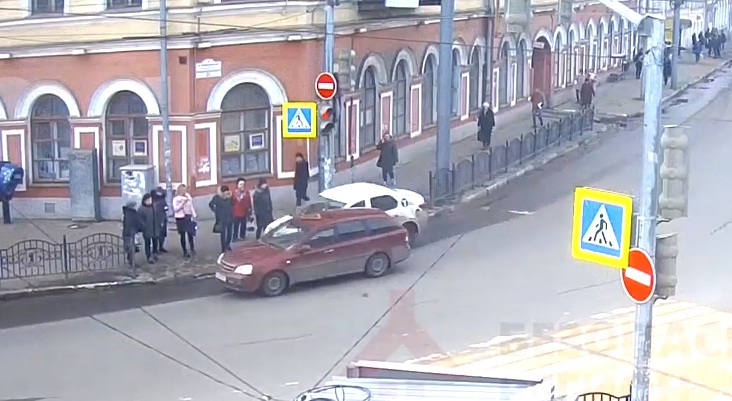 В центре Ярославля автомобиль скандального такси едва не сбил группу пешеходов: видео