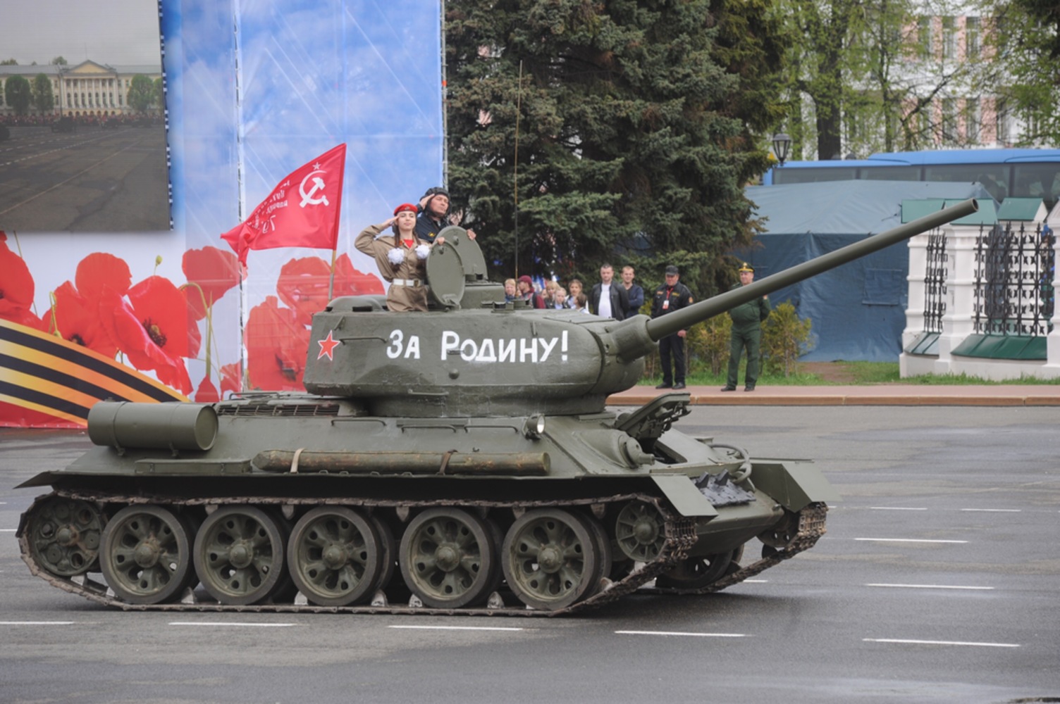 Т 34 победы. День Победы танк т 34. Т-34 на Советской площади в Ярославле. Танк т34 танк Победы. Танк т34 9 мая.