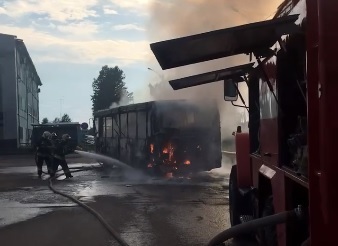 В Ярославле около ПАТП-1 сгорел автобус: видео