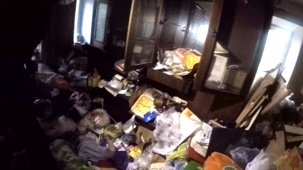 «Думаем, подавать ли в суд»: жители дома в Ярославле рассказали о пенсионерке, которую завалило мусором в собственной квартире