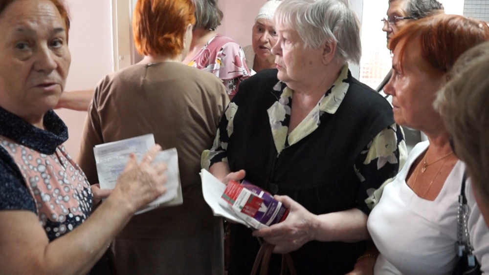 «Стоим с 9 утра»: во второй поликлинике Ярославля в очереди за бесплатными лекарствами льготники теряют сознание