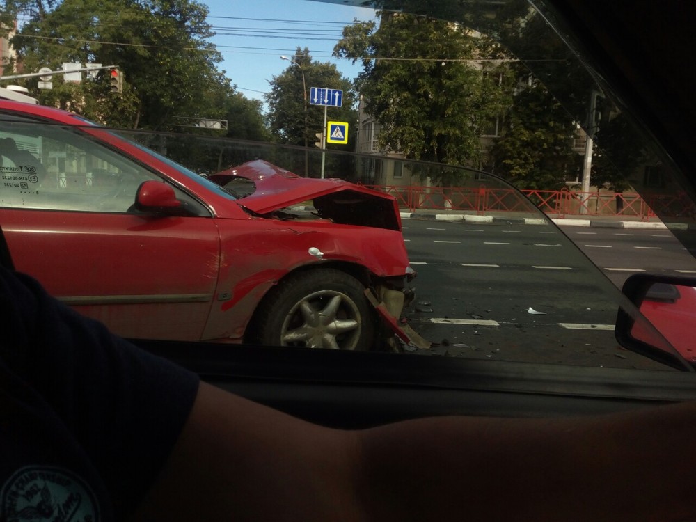 Утренняя пробка на Московском: в Ярославле такси «Ситимобил» попало в аварию