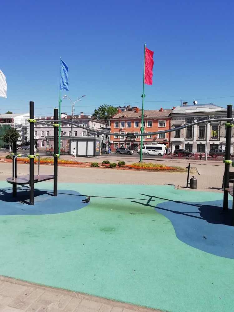 Городские власти не могут отремонтировать травмоопасный батут на площади Юности в Ярославле