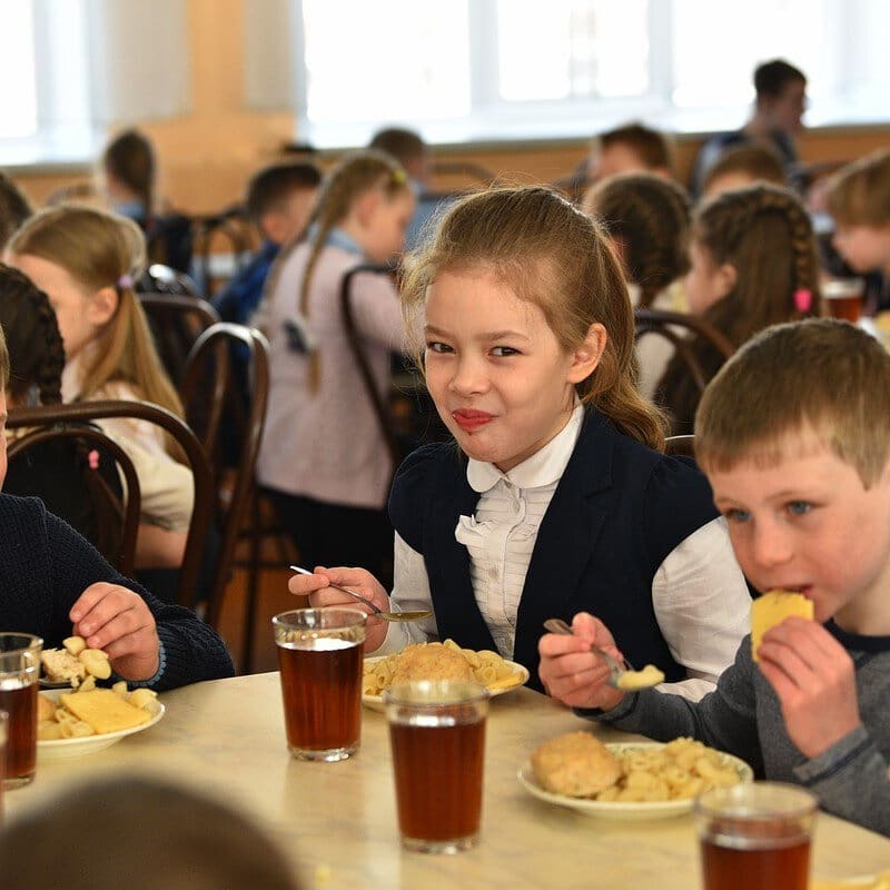 С 1 сентября школы Ярославля перейдут на безналичную систему оплаты питания