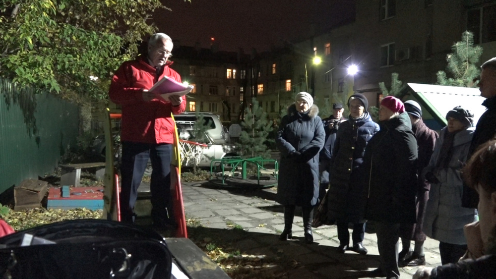 В центре Ярославля у забора элитной стройки прошла встреча жителей с депутатом