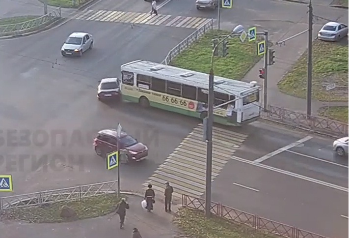 В Ярославле пассажирский автобус протаранил легковушку: видео