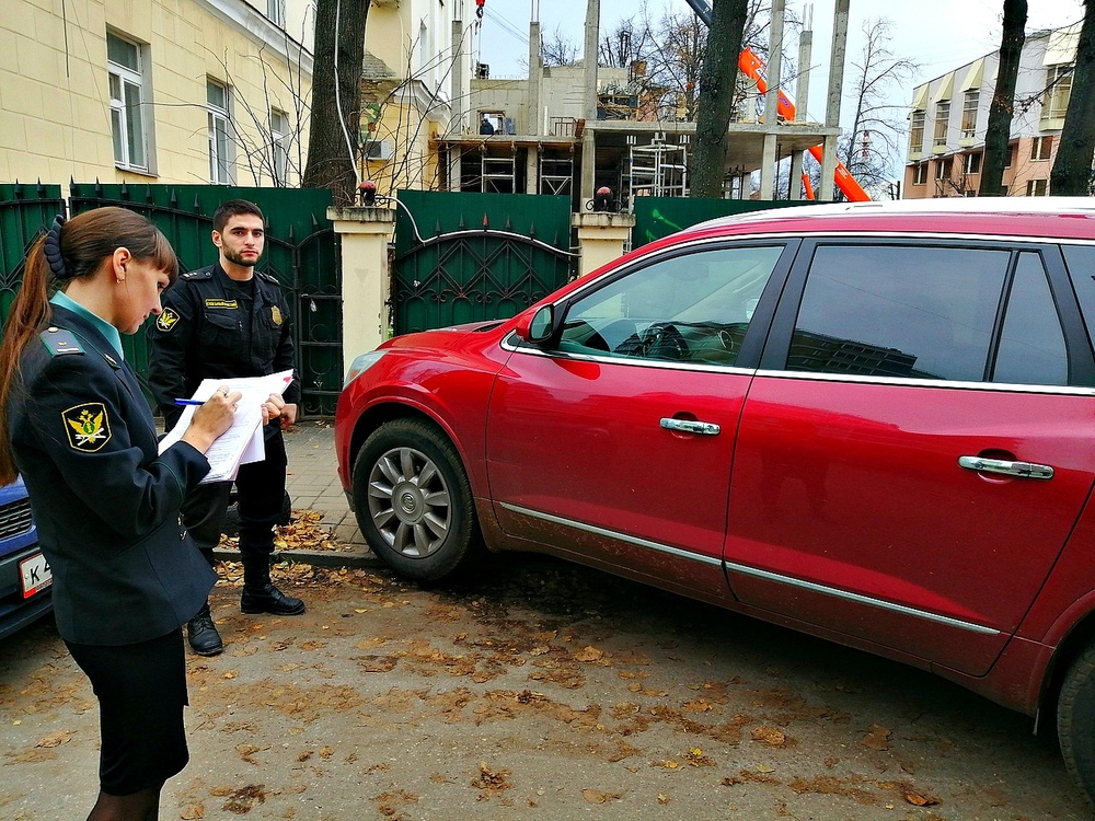 В Ярославле арест американского автомобиля привел к оплате миллионного долга: видео работы приставов