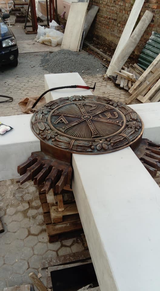 В Ярославский монастырь привезли крест-памятник Минину и Пожарскому: фото