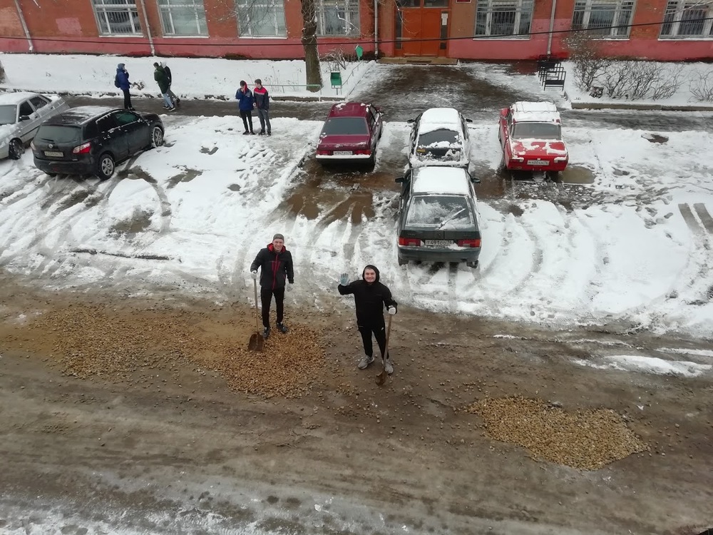 В Ярославле вуз купил гравий, а студенты и педагоги засыпали ямы   