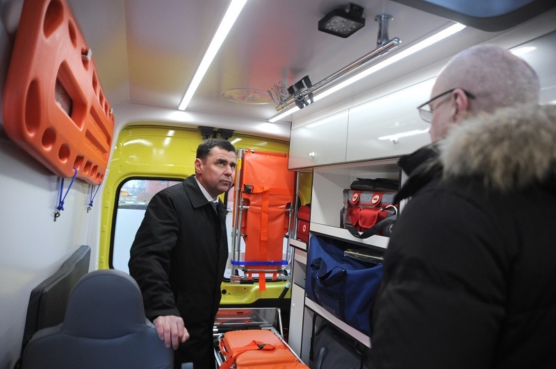 Ярославский губернатор передал в районы новые машины скорой помощи, мобильные ФАПы и флюорографы