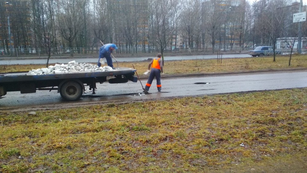 Мэрия Ярославля о ремонте ям кирпичами: «Это хулиганство»