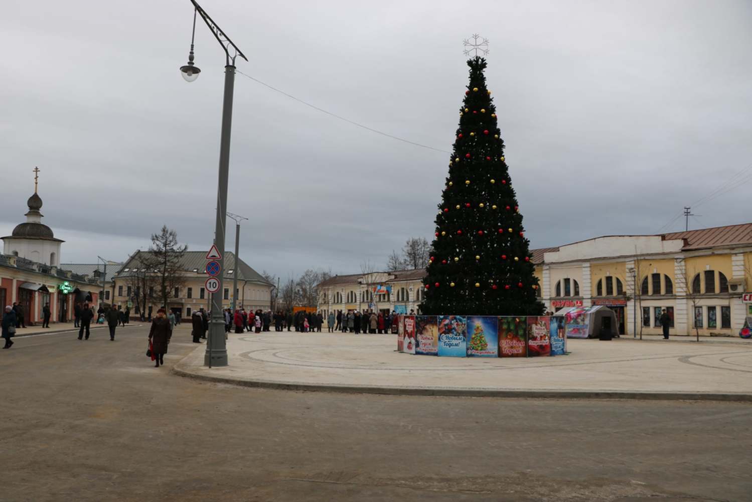 «Похожи на виселицы»: гости Ростова раскритиковали новые фонари на Соборной площади