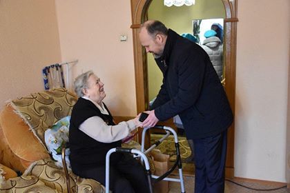 В Ярославской области чиновники ходят по домам ветеранов без масок