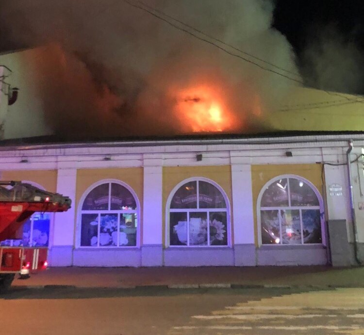В Ярославле в районе центрального рынка горит кафе