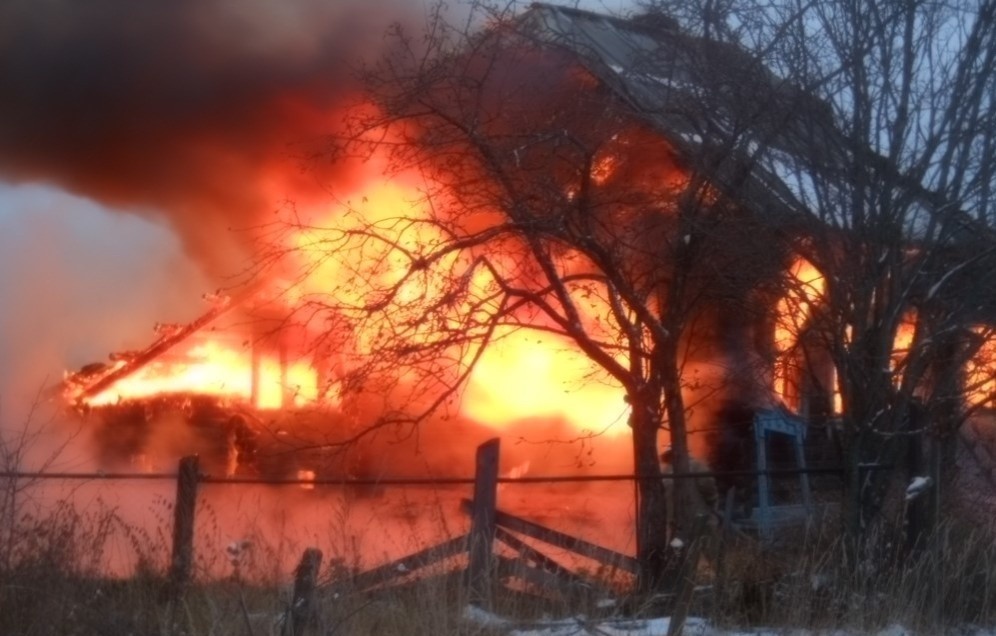 Пьяный житель Ярославской области сжег соседский дом