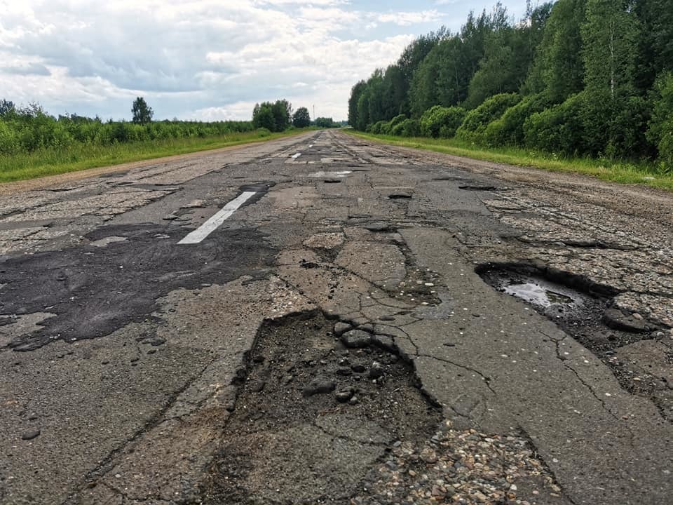 Не видать дороги. Яковлевская дорога Ярославль лужа. Черная лужа Ярославль. По лунной дороге. Путь лунного момент испуга лужей.