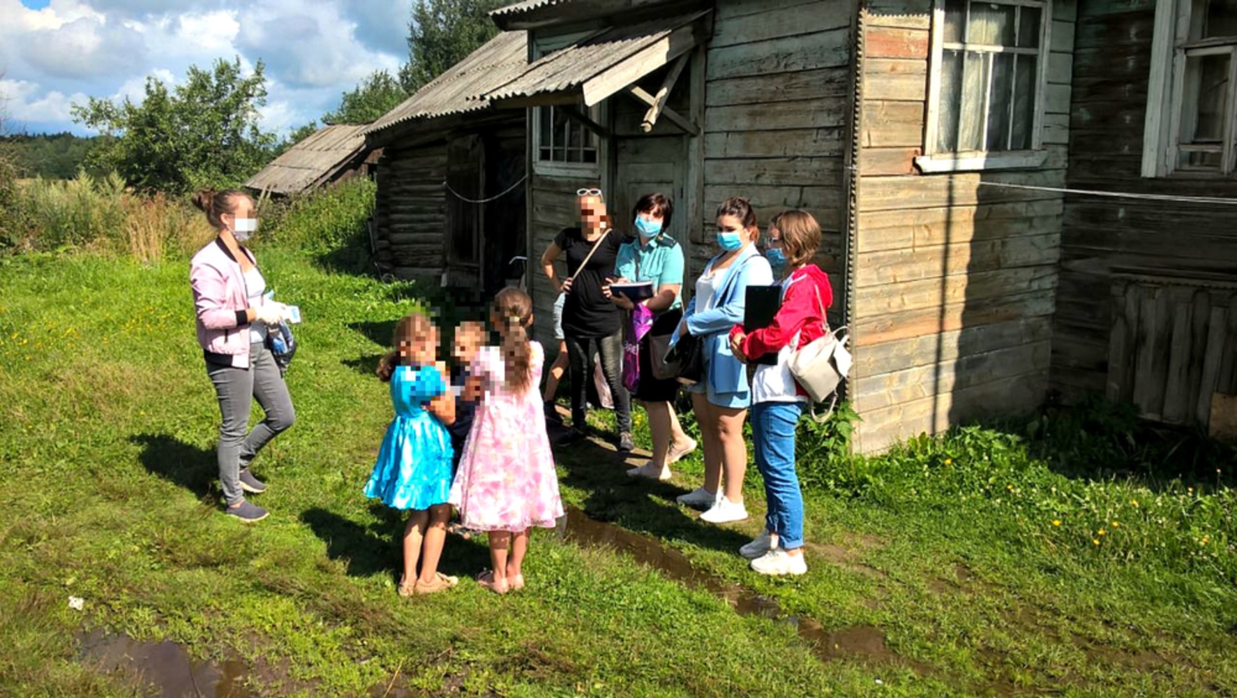 В семье михайловых пятеро детей впр. Неблагополучная многодетная семья. Неблагополучные многодетные семьи фото. В Беларуси неблагополучные семьи и детей. Большесельская опека.