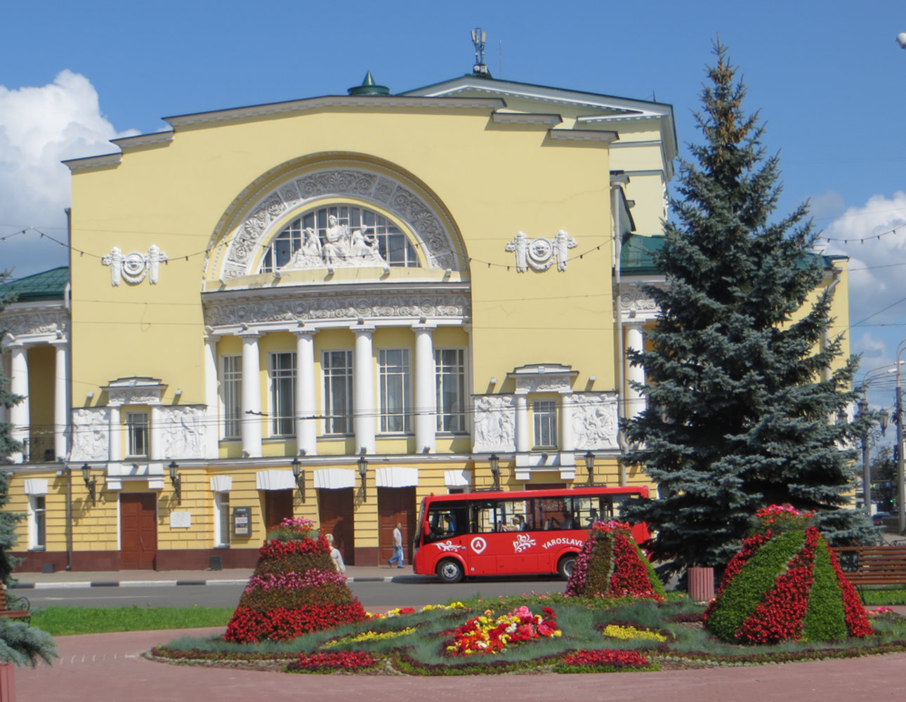 Театр ярославля фото. Ярославский драматический театр имени Волкова. Театр им. ф.г. Волкова в Ярославле. Театр им Федора Волкова Ярославль. Театр драмы Волкова в Ярославле.