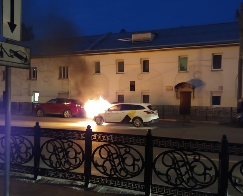 Вместо салюта: в центре Ярославля полыхал автомобиль такси