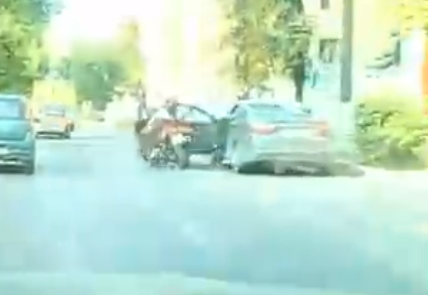 «Мой мотосезон закончен»: в Ярославле мотоциклистку сбили дверью автомобиля