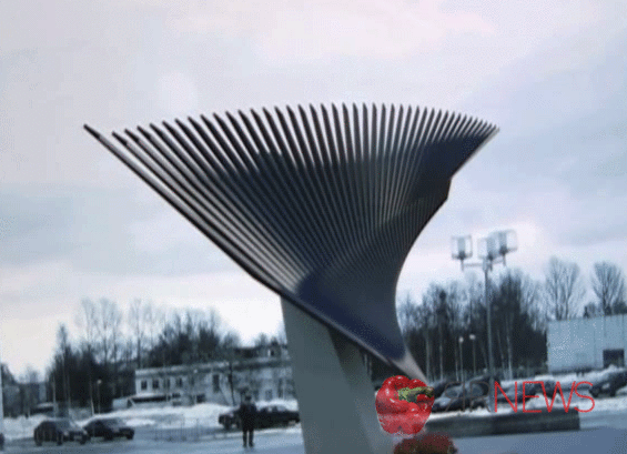 В Ярославле начали устанавливать памятник «Локомотиву». С фото