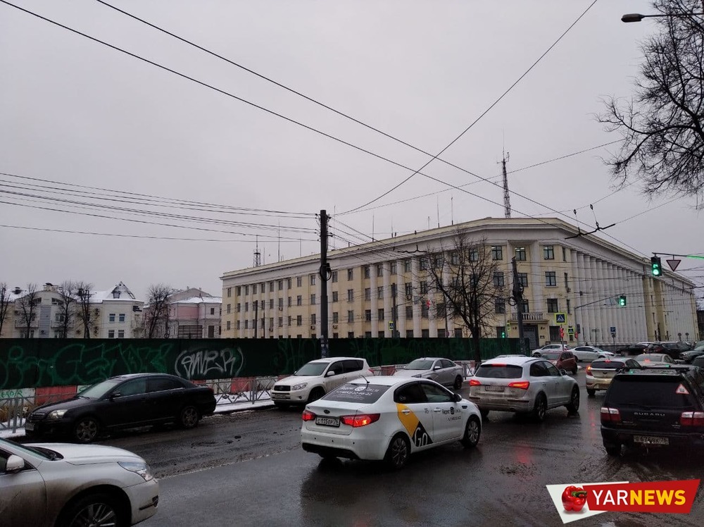 В Ярославле недострой напротив УМВД вызвал ажиотаж у покупателей