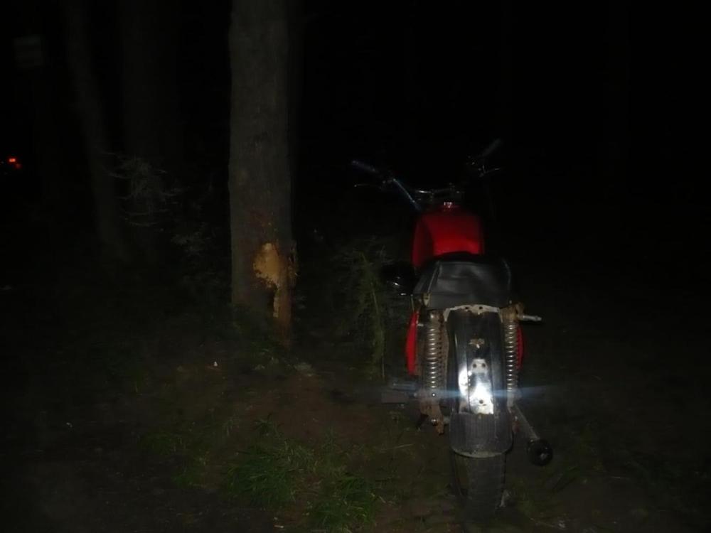 В Ярославле 21- летний пьяный мотоциклист без прав врезался в дерево