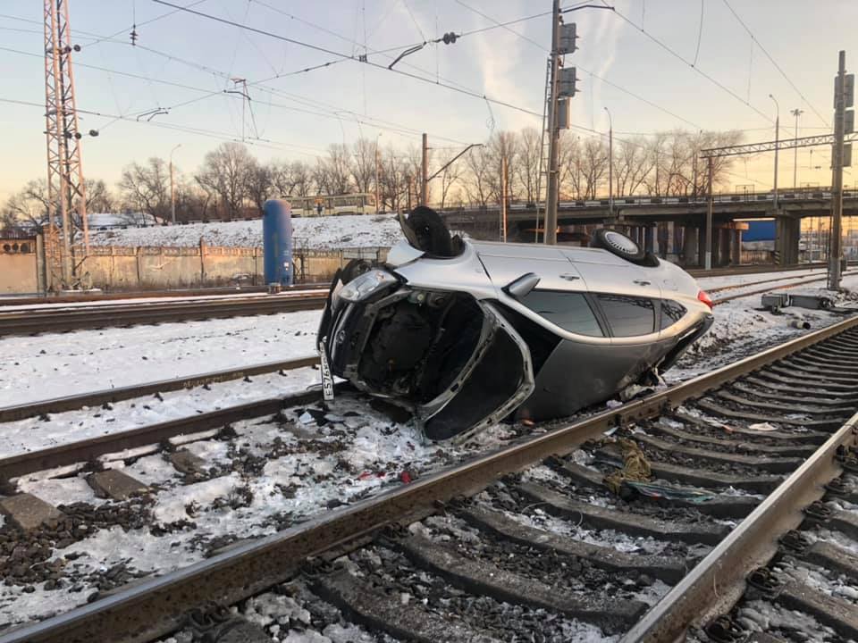 «Упала с моста?»: в Ярославле легковушка лежала на железнодорожных путях