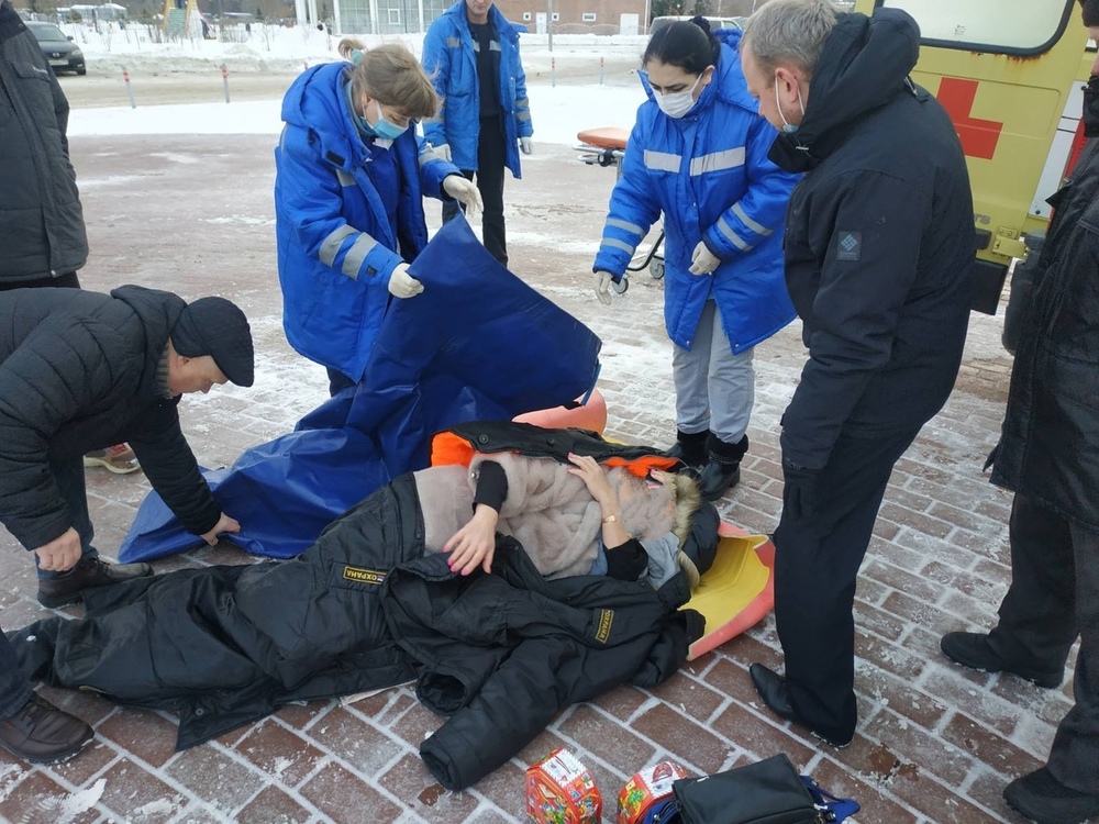 С новогодней елки на «Скорой»: в Ярославле на тротуаре упали женщина с ребенком