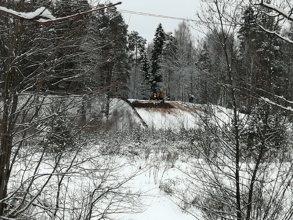 Красная горка рыбинск. Разрушенная горка. Горка в Кстово. Снежные горки Рыбинский район. Разрушенная горка картинка.