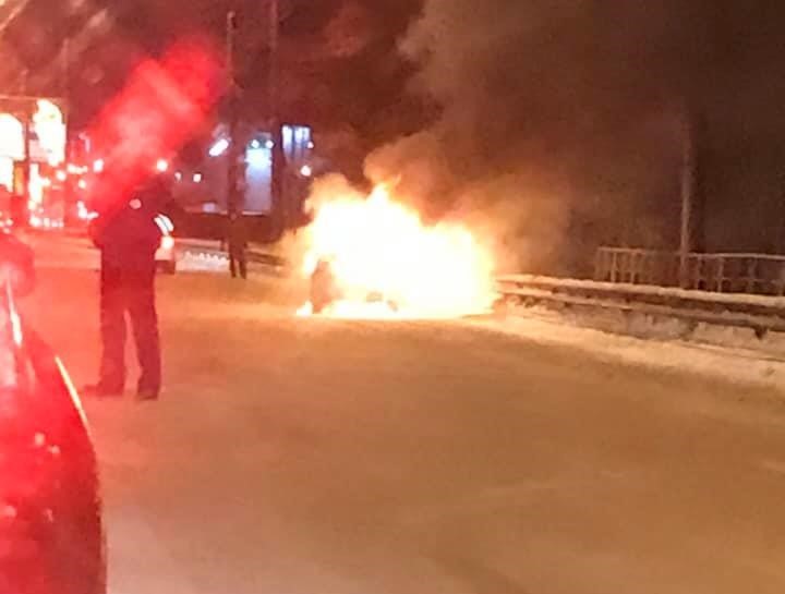 В Ярославле на Московском проспекте горит автомобиль