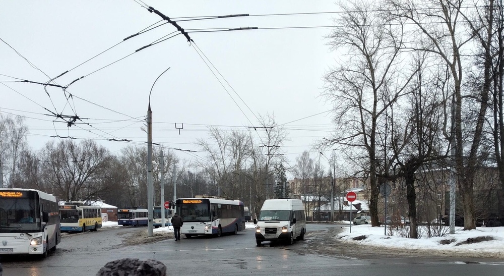 56 автобус ярославль остановки. Автобус 47 Ярославль. Красный перевал Ярославль. 47 Маршрутка Ярославль фото. Маршрутка 47 Ярославль остановки.