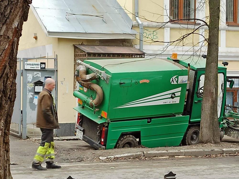 Машина-пылесос застряла на ярославских улицах