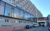«Старые матрасы на решетке из арматуры»: в Ярославле пациенты областной больницы жалуются на жесткие кровати