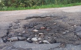«Люди остаются без продуктов»: в Ярославской области из-за плохой дороги автолавки не ездят в деревни