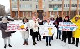 В Ярославской области зоозащитники пришли к зданию суда с цветами и плакатами
