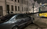 В Рыбинске опора освещения упала на машину