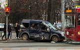 В центре Ярославля троллейбус столкнулся с легковым автомобилем