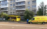 В центре Ярославля жёлтый автобус выехал на тротуар и врезался в дерево