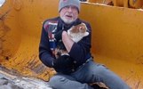 В Ярославле котенка сняли с дерева при помощи ковша экскаватора